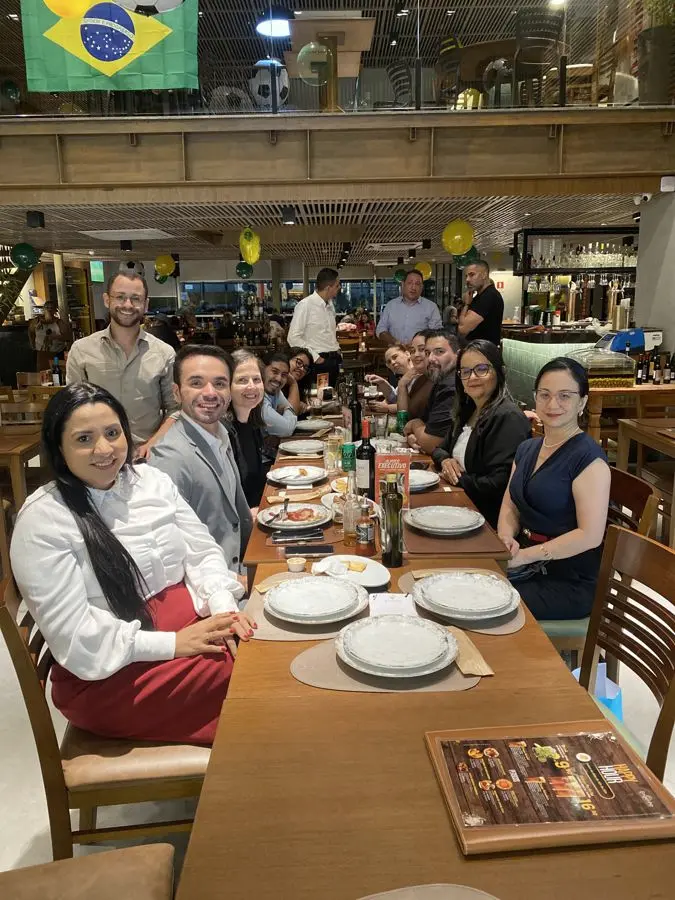 Membros reunidos à mesa no happy hour de networking após o Encontro do Círculo
