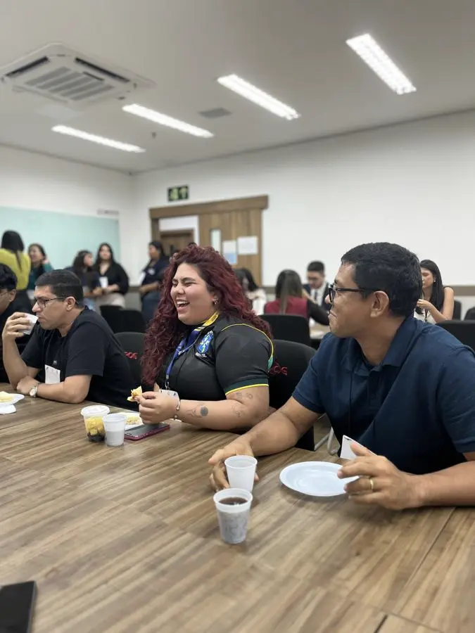Membros conversando e rindo durante o intervalo do Encontro